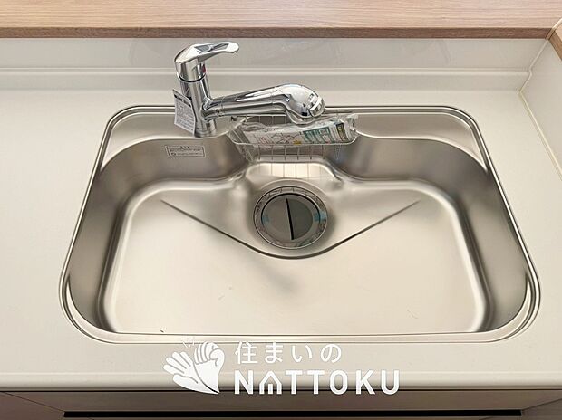 【浄水器内臓ハンドシャワー付シンク】広々とした凸型シンクに洗剤ポケットを標準装備。すっきり収納できます。
また、蛇口の先端に浄水器を内蔵しているため場所をとりません。