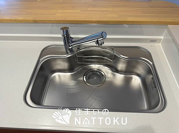 【浄水器内臓ハンドシャワー付シンク】広々とした凸型シンクに洗剤ポケットを標準装備。すっきり収納できます。
また、蛇口の先端に浄水器を内蔵しているため場所をとりません。