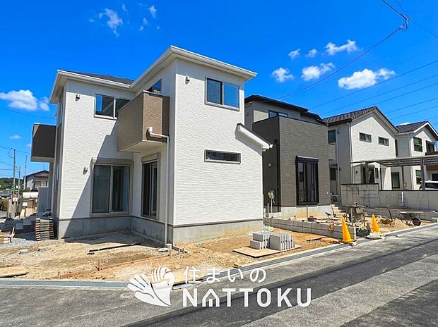 【現地写真(街並み)】がっしりとした骨組で安心、建築基準法で定められた壁量の1.3倍を確保しています。
