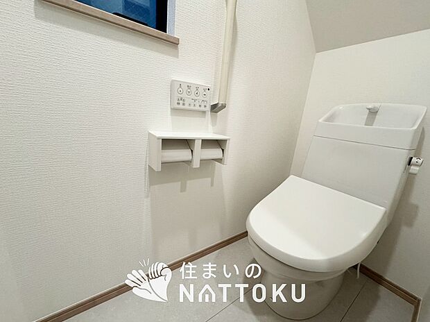 【トイレ】汚れてもサッとひと拭きでお手入れ簡単、エコ仕様の温水洗浄便座付きのトイレです。
バリアフリーにも配慮しています。