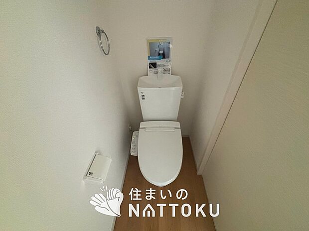 【トイレ】汚れてもサッとひと拭きでお手入れ簡単、エコ仕様の温水洗浄便座付きのトイレです。
バリアフリーにも配慮しています。