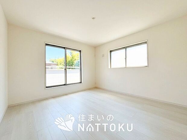 【現地写真(洋室)】木目の美しさを際立たせるシンプルデザインの建具を使用しています。