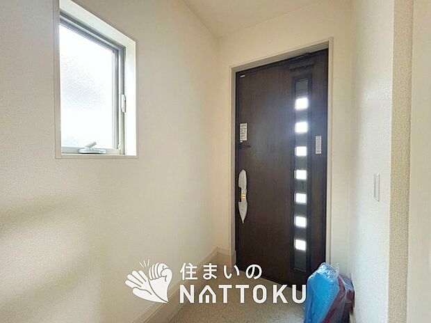 【現地写真(玄関)】玄関には、大型のシューズ収納を設置しています。