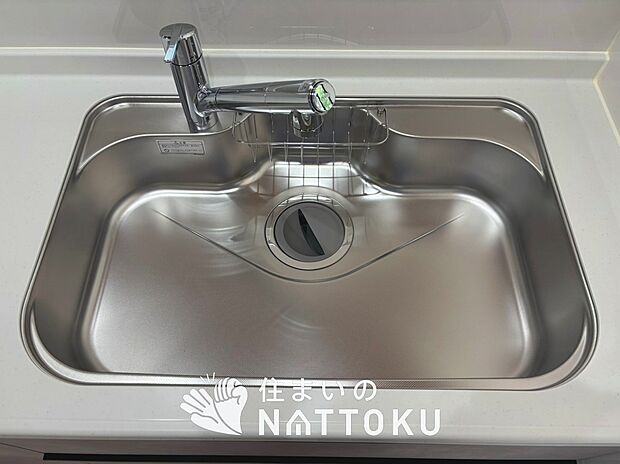 【浄水器内臓ハンドシャワー付シンク】広々とした凸型シンクに洗剤ポケットを標準装備。すっきり収納できます。
また、蛇口の先端に浄水器を内蔵しているため場所をとりません。