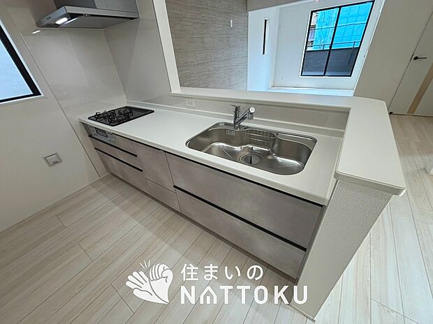 【現地写真(キッチン)】収納たっぷりのシステムキッチン、浄水器付水栓を標準装備しています。