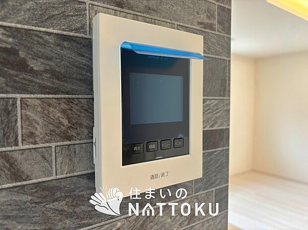 【TVモニター付インターホン】手放し通話ができ、送話表示灯で送話・受話状態が確認できます。
映像と音声で玄関先の様子をチェックできるモニター機能や、夜間の訪問者の顔も確認できるLEDライトを装備しています。