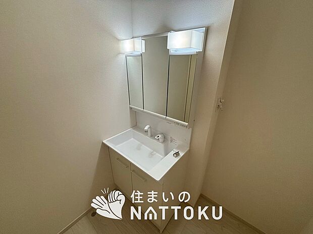 【洗面台・洗面所】鏡の両サイドは、必要なものを取出しやすく、大きな鏡面で朝の準備も快適。
使いやすいリフトアップ機能付きのシングルレバーシャワー水栓付です。
