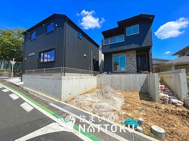 【現地写真（街並み）】軽くて火災に強い屋根材を採用し、地震時の建物への負担や揺れを軽減しています。