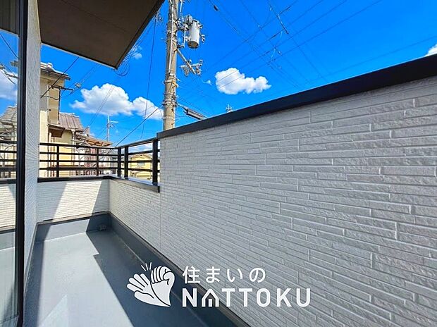 【バルコニー】奥行きが広く、洗濯物をゆったりと干せる十分な広さで、家族の洗濯も捗ります。