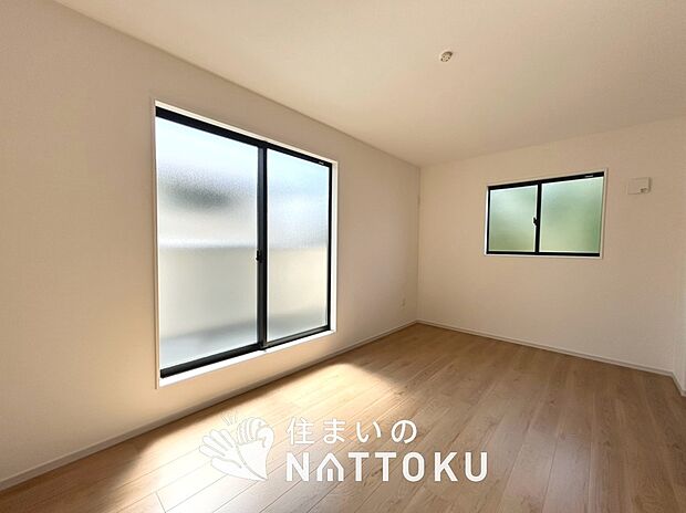 【現地写真(寝室)】木目の美しさを際立たせるシンプルデザインの建具を使用しています。