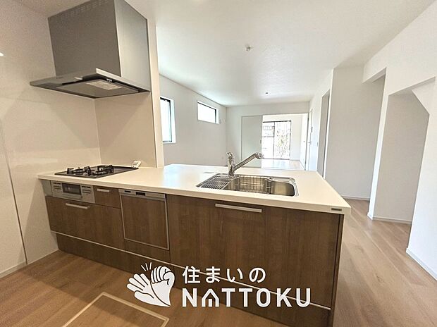 【現地写真(キッチン)】収納たっぷりのシステムキッチン、浄水器付水栓を標準装備しています。
