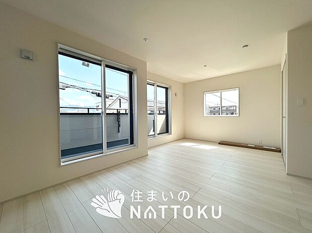 【現地写真(寝室)】木目の美しさを際立たせるシンプルデザインの建具を使用しています。