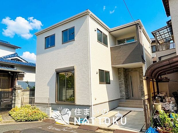【現地写真(外観)】軽くて火災に強い屋根材を採用し、地震時の建物への負担や揺れを軽減しています。