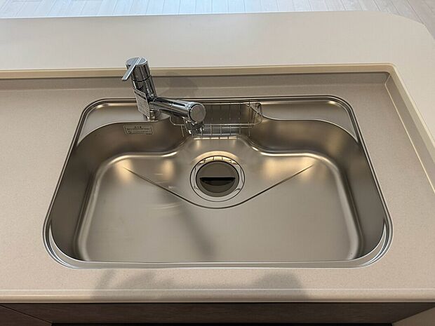 【浄水器内臓型ハンドシャワー付シンク】傷や汚れが付きにくい静音仕様の全面エンボス加工シンク。
また、蛇口の先端に浄水器を内蔵。浄水シャワーが使える毎分4リットルのたっぷり浄水。