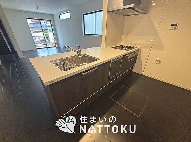 【現地写真(キッチン)】収納たっぷりのシステムキッチン、浄水器付水栓を標準装備しています。