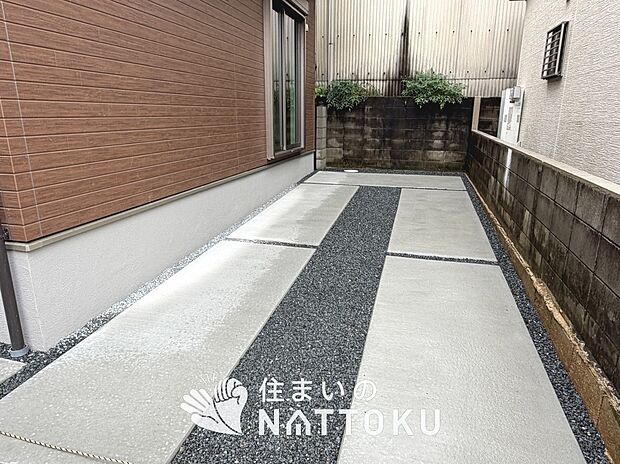 【現地写真（駐車場）】駐車スペースが広く、運転が苦手な方も安心です。