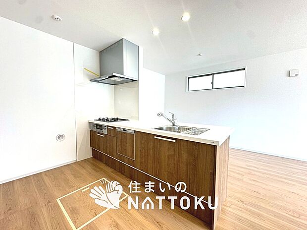 【現地写真（キッチン）】収納たっぷりのシステムキッチン、浄水器付水栓を標準装備しています。