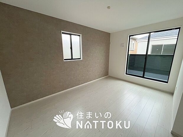 【現地写真(寝室)】木目の美しさを際立たせるシンプルデザインの建具を使用しています。