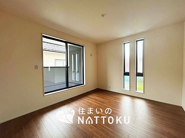 【現地写真(寝室)】木目の美しさを際立たせるシンプルデザインの建具を使用しています。