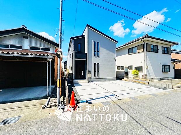 【現地写真(外観)【1号地】】軽くて火災に強い屋根材を採用し、地震時の建物への負担や揺れを軽減しています。
