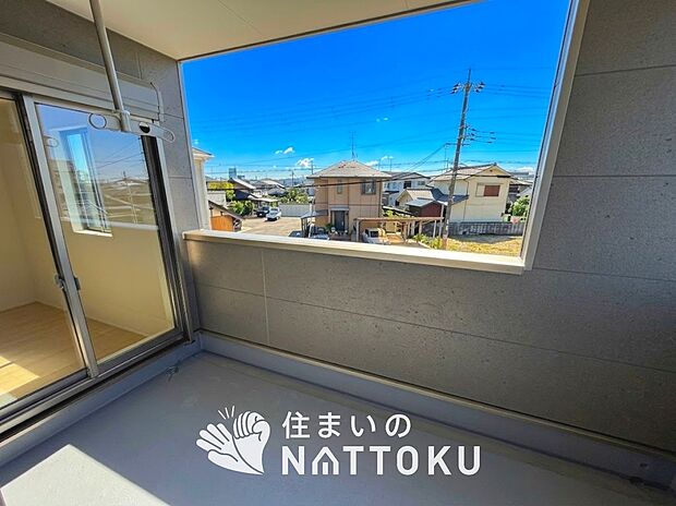 【バルコニー】奥行きが広く、洗濯物をゆったりと干せる十分な広さで、家族の洗濯も捗ります。