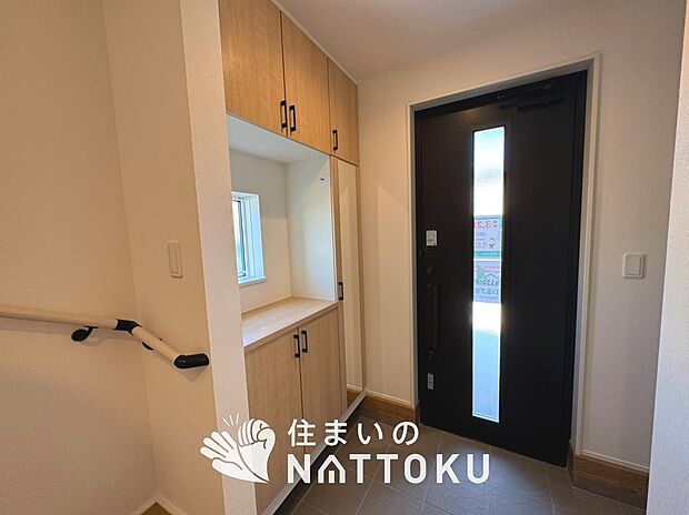 【現地写真（玄関）】玄関には、大型のシューズ収納を設置しています。