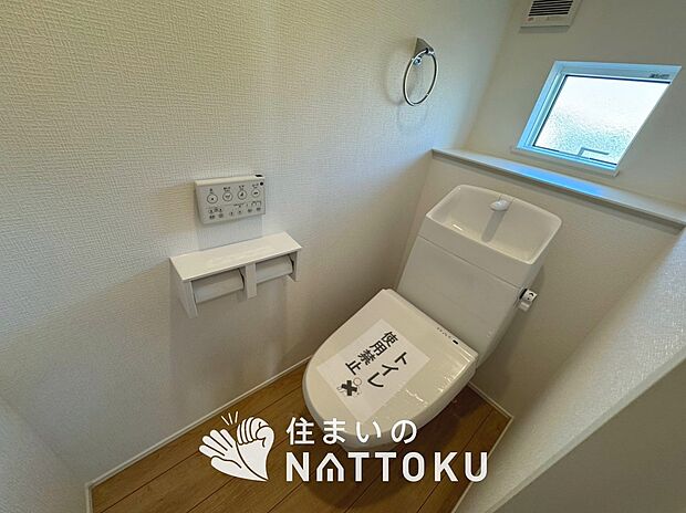 【トイレ	 】汚れてもサッとひと拭きでお手入れ簡単、エコ仕様の温水洗浄便座付きのトイレです。
バリアフリーにも配慮しています。
