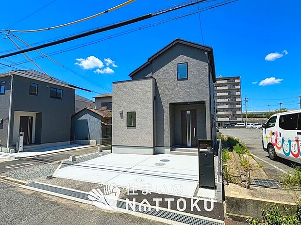 【現地写真（前道含む外観）】断熱性、気密性を高める工夫で一年中ずっと心地よく暮らせる、高気密・高断熱です。