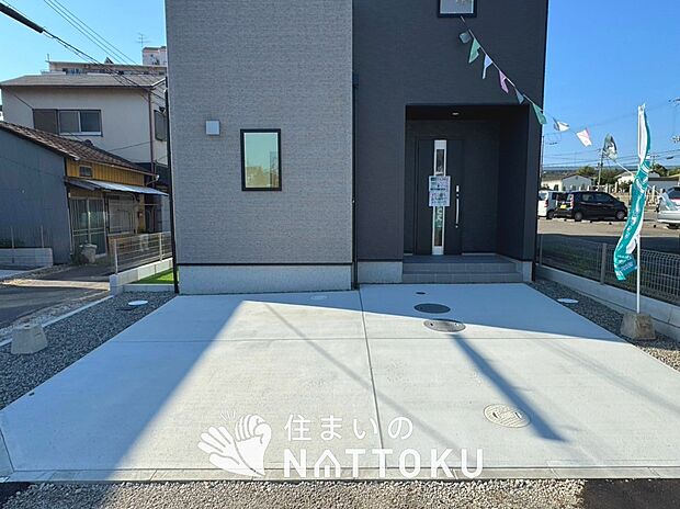 【現地写真（駐車場）】駐車スペースが広く、運転が苦手な方も安心です。