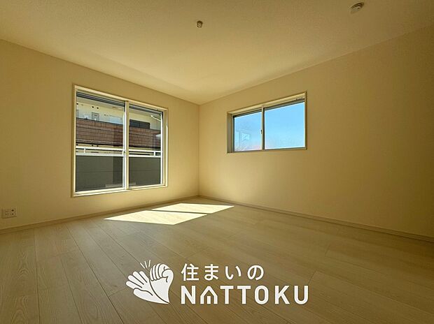 【現地写真(寝室)】木目の美しさを際立たせるシンプルデザインの建具を使用しています。