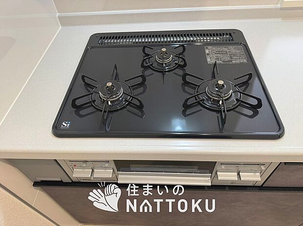 【ビルトインコンロ】フラットな構造で清掃性が高く、過熱防止センサー付3口タイプで日頃の家事も快適です。