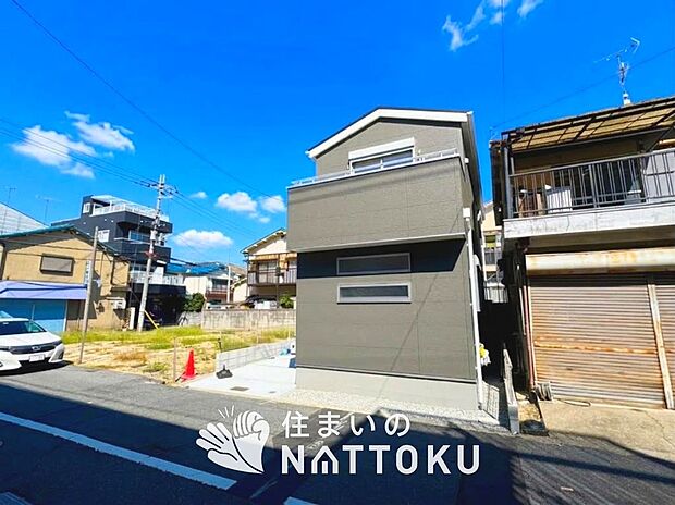 【現地写真(前道含む外観)】健康被害に配慮したもっとも安全性の高い建材を採用し、シックハウス対策をしております。