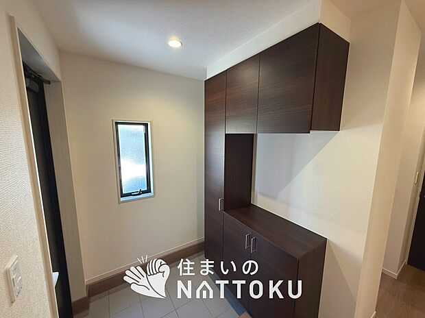 【現地写真(玄関)】玄関には、大型のシューズ収納を設置しています。