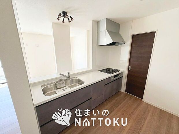 【現地写真(キッチン)】収納たっぷりのシステムキッチン、浄水器付水栓を標準装備しています。