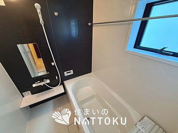 【現地写真(浴室)】浴室暖房乾燥機付き。1坪タイプで広々です。
