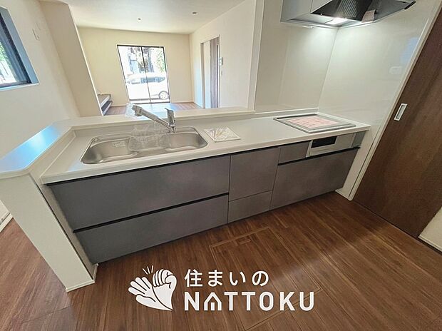 【現地写真(キッチン)】収納たっぷりのシステムキッチン、浄水器付水栓を標準装備しています。
