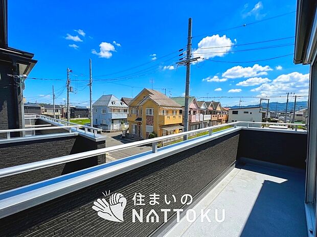 【バルコニー】奥行きが広く、洗濯物をゆったりと干せる十分な広さで、家族の洗濯も捗ります。