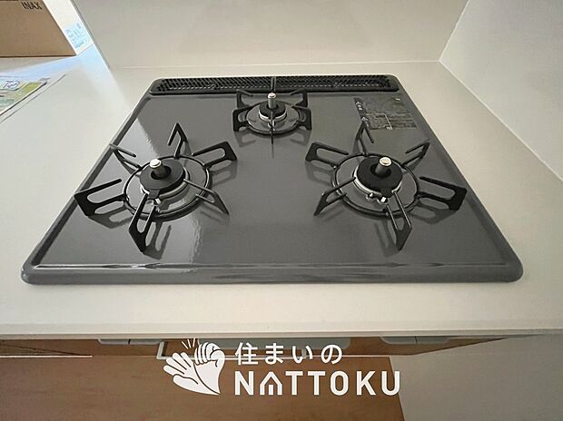 【ビルトインコンロ】フラットな構造で清掃性が高く、過熱防止センサー付3口タイプで日頃の家事も快適です。