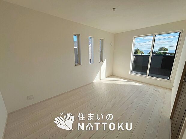 【現地写真（寝室）】木目の美しさを際立たせるシンプルデザインの建具を使用しています。