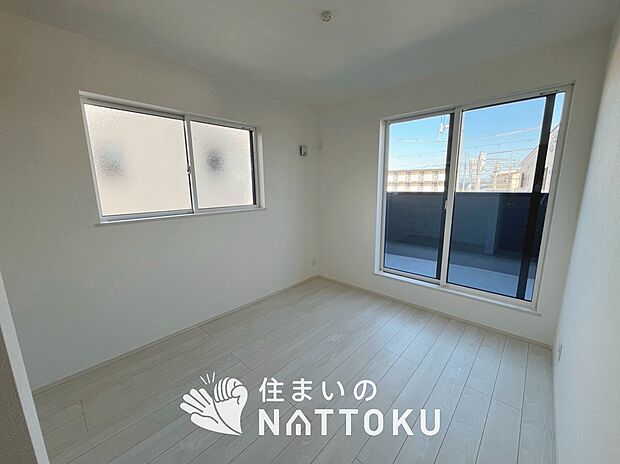 【現地写真（洋室）】木目の美しさを際立たせるシンプルデザインの建具を使用しています。