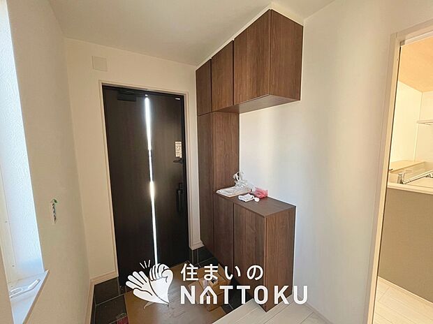 【現地写真（玄関）】玄関には、大型のシューズ収納を設置しています。
