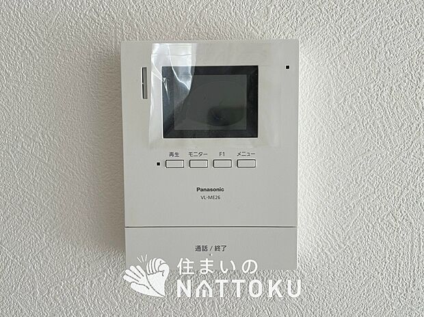 【TVモニター付インターホン】手放し通話ができ、送話表示灯で送話・受話状態が確認できます。
映像と音声で玄関先の様子をチェックできるモニター機能や、夜間の訪問者の顔も確認できるLEDライトを装備しています。