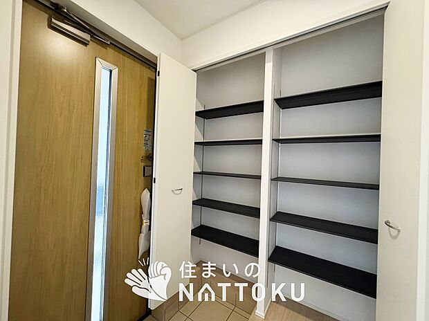 【現地写真(玄関)】玄関には、大型のシューズ収納を設置しています。