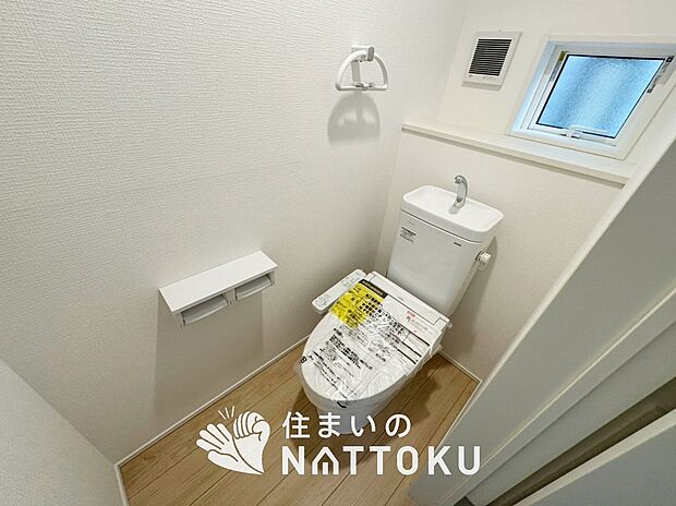 【トイレ】汚れてもサッとひと拭きでお手入れ簡単、エコ仕様の温水洗浄便座付きのトイレです。
バリアフリーにも配慮しています。