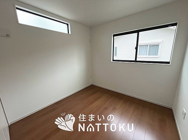 【現地写真（洋室）】木目の美しさを際立たせるシンプルデザインの建具を使用しています。