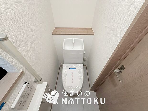 【トイレ】汚れてもサッとひと拭きでお手入れ簡単、エコ仕様の温水洗浄便座付きのトイレです。
バリアフリーにも配慮しています。