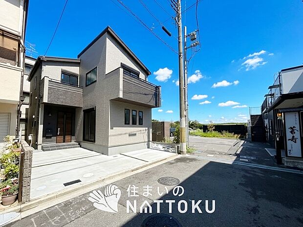 【現地写真(前道含む外観)】軽くて火災に強い屋根材を採用し、地震時の建物への負担や揺れを軽減しています。