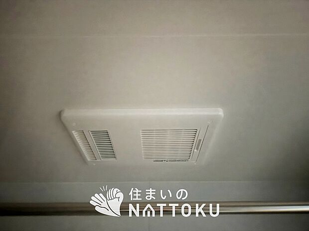 【浴室暖房換気乾燥機】入浴後の水滴や湿気を排出し、カビの発生や臭いを抑制します。
雨の日の洗濯物にも効果的です。