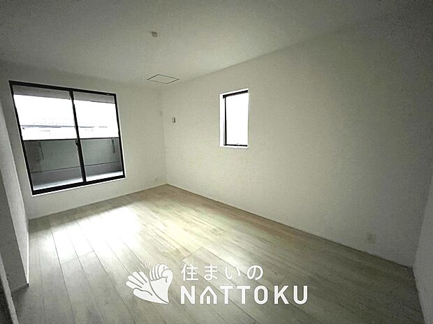 【現地写真(寝室)】木目の美しさを際立たせるシンプルデザインの建具を使用しています。