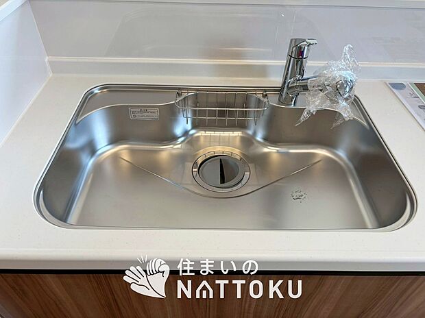 【浄水器内臓ハンドシャワー付シンク】広々とした凸型シンクに洗剤ポケットを標準装備。すっきり収納できます。
また、蛇口の先端に浄水器を内蔵しているため場所をとりません。